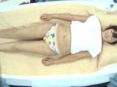 日焼け跡がセクシーな１９歳ショップ店員が彼氏のすぐそばでマッサージ師に３Ｐ中出しされる...