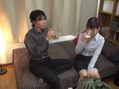 本気になる人妻。終電を逃した酔っ払った部下を自宅に泊めてあげたら…添い寝だけのハズがまさかのSEX突入の気配！？最後は人妻なのに、本気の中出しまで！？2