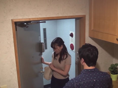 一般男女モニタリングAV マジックミラー便でSEXしちゃった社会人男女のその後まで追跡スペシャル 人妻OLと後輩男子が真昼間にオフィス街で1発10万円の連続射精セックス！…した後日談:人妻が若い男子との中出し不倫に堕ちていくまでを隠し撮り