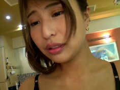 出張マッサージのお姉さんは客以外と出会いがなくご無沙汰… 施術中に 直立チ○ポ見せたら嬉しそうに（咥えたい！？）してたので身を任せてみたら…