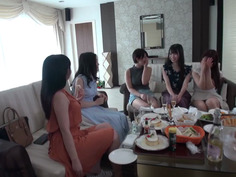 友達に熱心に誘われ初参加した、仲良し女子会。実は定期的に開催されていた乱交レズサークルだった、乾杯と同時に『なんだか怪しい雰囲気だなぁ〜』と