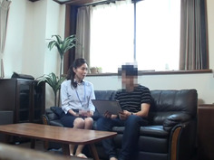 タイトスカート×太ももエロ お仕事中のおばさんに勃起チ●ポを見せ付けたら、発情して咥えてくれる！？ 狩野里香 千堂マリア 大内友花里 他… 宮本紗央里 春日亜紀 麻生千春 他...