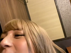 【JD/ギャル/3P】彼氏に依頼された浮気調査→他の男とハメ撮りや野外セックスまで楽しんで欲求を満たしている真っ黒な女だと判明ww続くドスケベ調査でホテインしたら途中参加のイケメン登場にWelcomeディープスロート！！フェラに夢中で無防備な桃尻を後ろから生ハメファック！！3P乱交、激エロ制裁プレイでトロ顔イキ連発！！1度では物足りず、おかわりで中出しさせる発情どすけべギャル！！ いつき 20歳 大学3年生