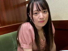 料理上手は床上手？！胃袋に留まらず金玉袋も掴んじゃうイマドキビッチなギャルJD！小さなお口で巨大チ○ポを咥え込む激エロおフェラ！Tバックが似合いすぎるまん丸の柔らか美尻を大胆に鷲づかみ突きまくる！！華奢なカラダのおま○こはキツキツで気持ち良すぎ～！！水着にオイルに盛りだくさんでヤッてTRY♪中出し3連発！！ すず 20歳 大学2年生 オナクラでバイト