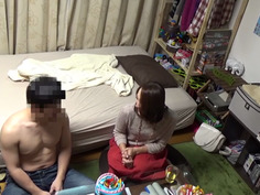 イケメンが熟女を部屋に連れ込んでSEXに持ち込む様子を盗撮した動画。 FANZA限定！先行配信スペシャル！！103