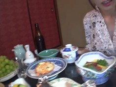 DASD-518 唾液を絡ませ自ら腰を振る。素顔丸出し一泊旅行。「おじさん殺しのくびれ巨乳編」 あいだ飛鳥