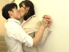 生徒との禁断絶頂セックスで理性のブレーキが壊れた熟女教師 休みの日には自宅に連れ込み朝まで激しく生性交 最終的には弱みを握られ男子生徒全員の性処理係に… 水上由紀恵