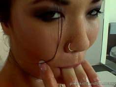 London Keys Gives Herself An Oily Bath