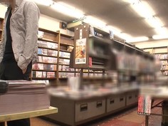 AP-447 ギリギリまで気付かれないイヤホン女子校生本屋痴漢～大音量で音楽聞いてる女子校生は触られても気付かない！～